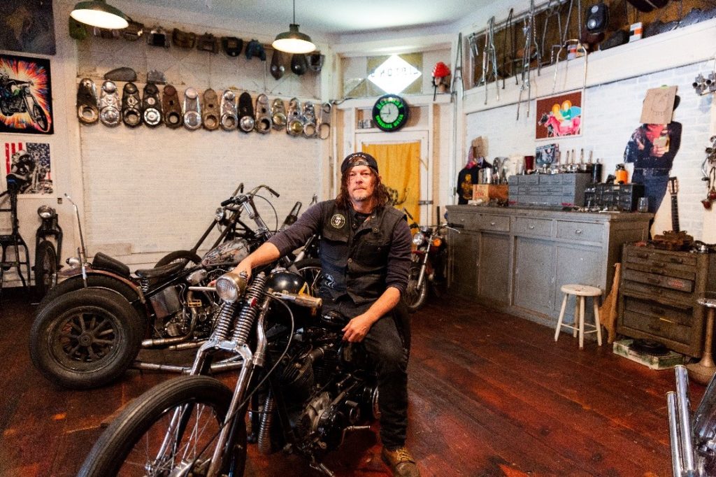 Vuelve Norman, más explorador y fanático de las motocicletas que nunca