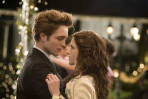 Kristen Stewart y Robert Pattinson como Bella y Edward en Crepúsculo.